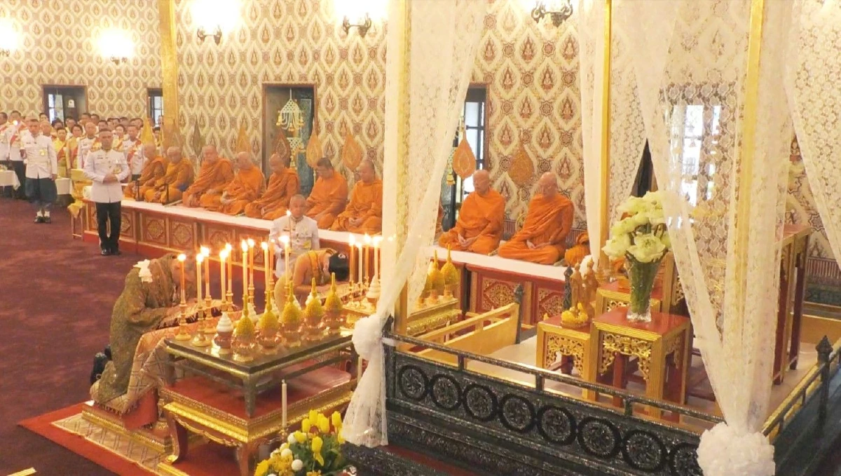 "ในหลวง-พระราชินี" เสด็จฯถวายบังคมพระบรมอัฐิ พระอัฐิ สมเด็จพระบรมราชบุพการี