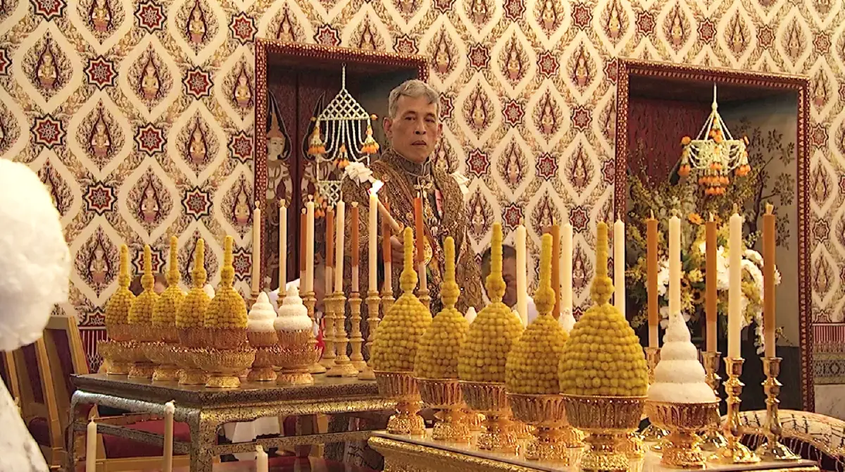 "ในหลวง-พระราชินี" เสด็จฯถวายบังคมพระบรมอัฐิ พระอัฐิ สมเด็จพระบรมราชบุพการี