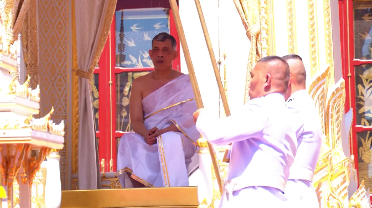 "สมเด็จพระเจ้าอยู่หัว"ทรงสรงน้ำมุรธาภิเษกและทรงรับน้ำอภิเษก