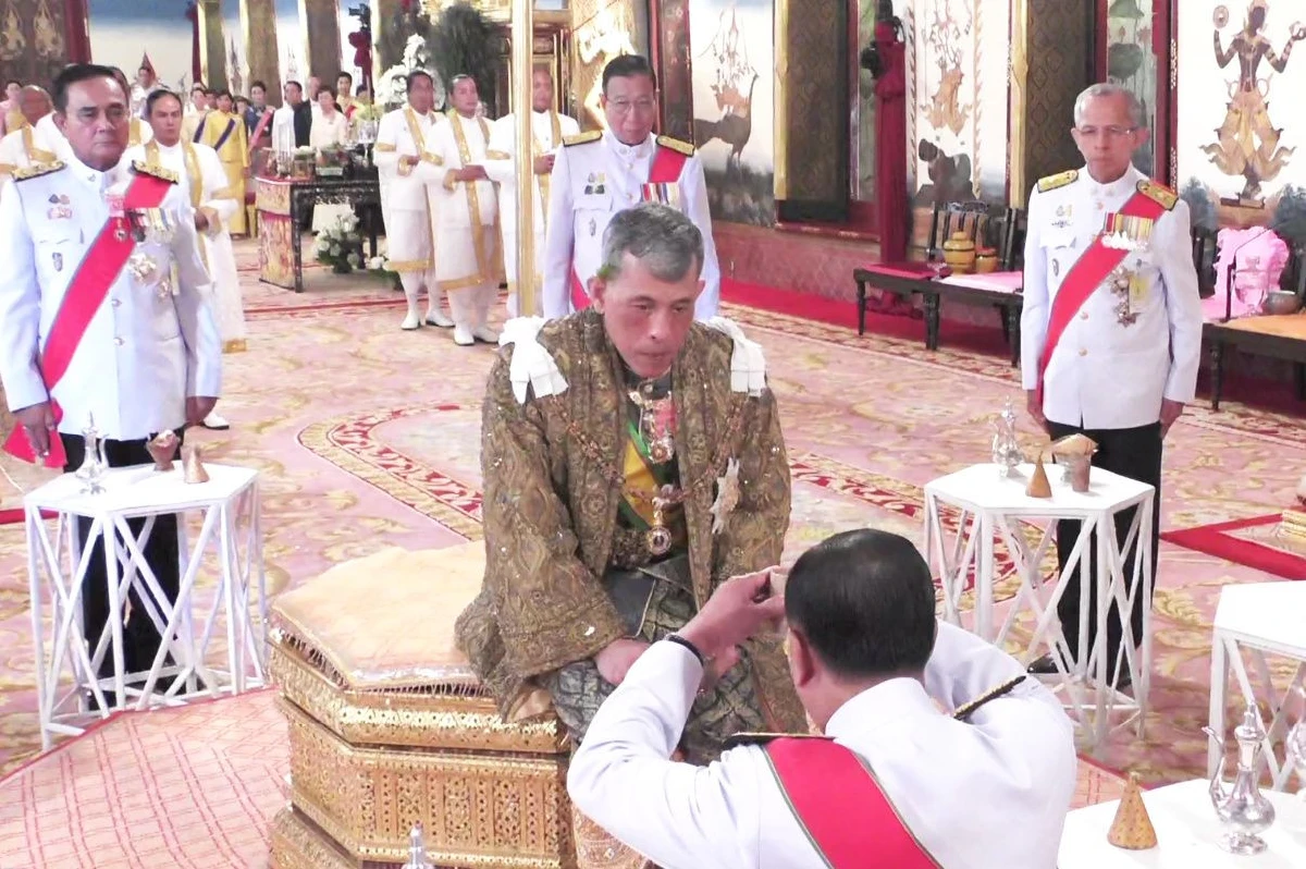 "สมเด็จพระเจ้าอยู่หัว" ทรงรับน้ำอภิเษกจากทั้ง 8 ทิศ