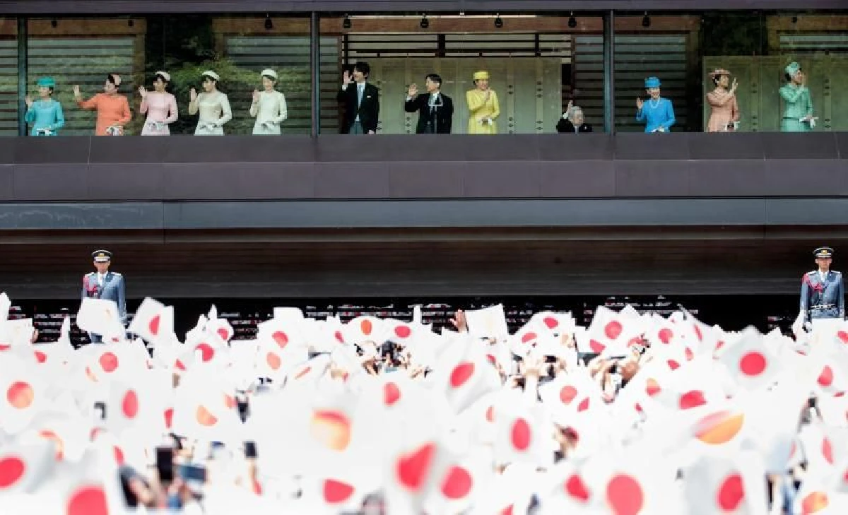 พระจักรพรรดิและพระจักรพรรดินีญี่ปุ่นเสด็จออกสีหบัญชร