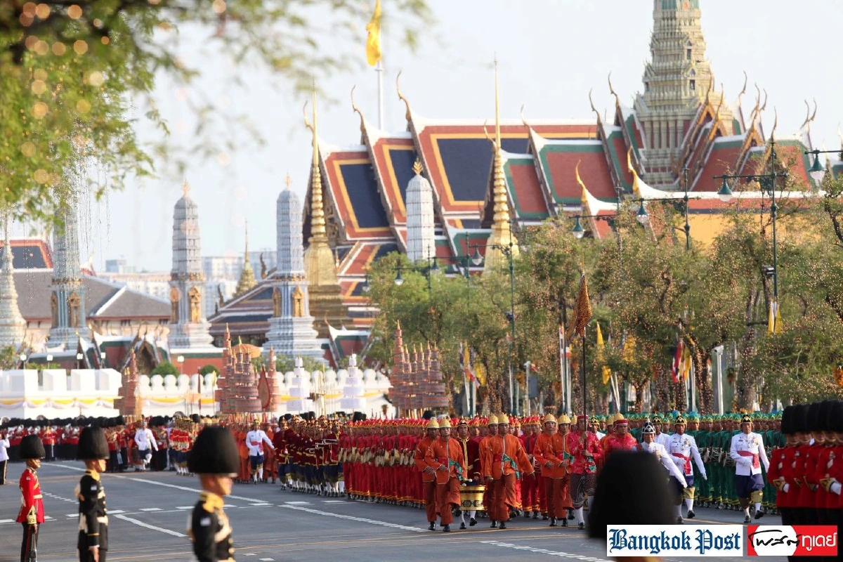 ปลื้มปีติ "ในหลวง" ทรงแย้มพระสรวล-โบกพระหัตถ์ให้พสกนิกรที่เฝ้าฯรับเสด็จฯ
