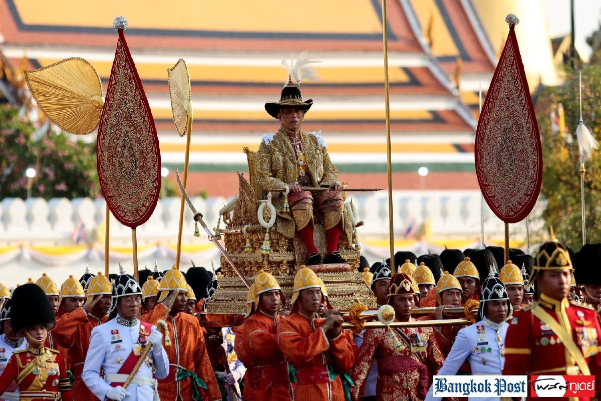 ปลื้มปีติ "ในหลวง" ทรงแย้มพระสรวล-โบกพระหัตถ์ให้พสกนิกรที่เฝ้าฯรับเสด็จฯ