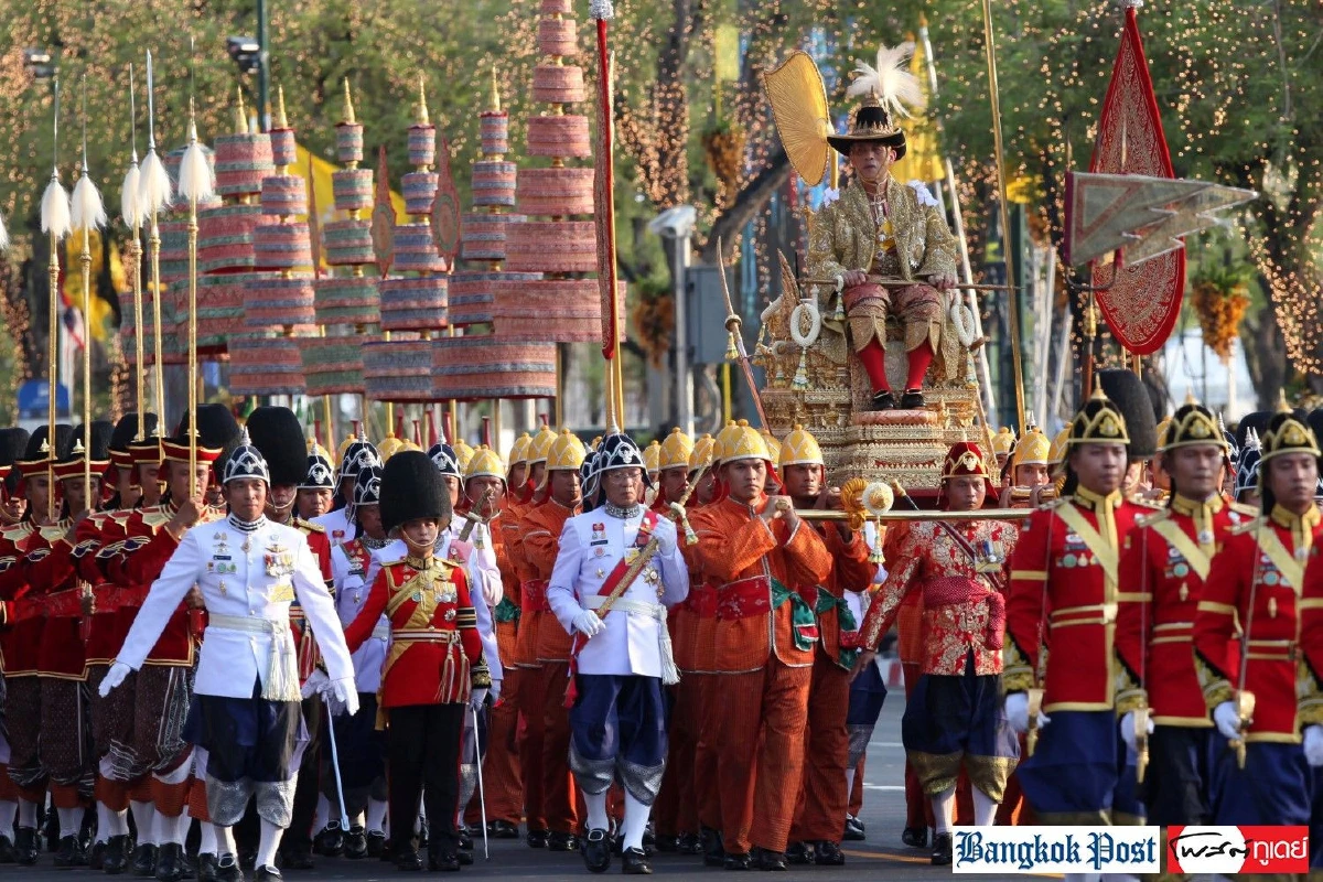 ปลื้มปีติ "ในหลวง" ทรงแย้มพระสรวล-โบกพระหัตถ์ให้พสกนิกรที่เฝ้าฯรับเสด็จฯ