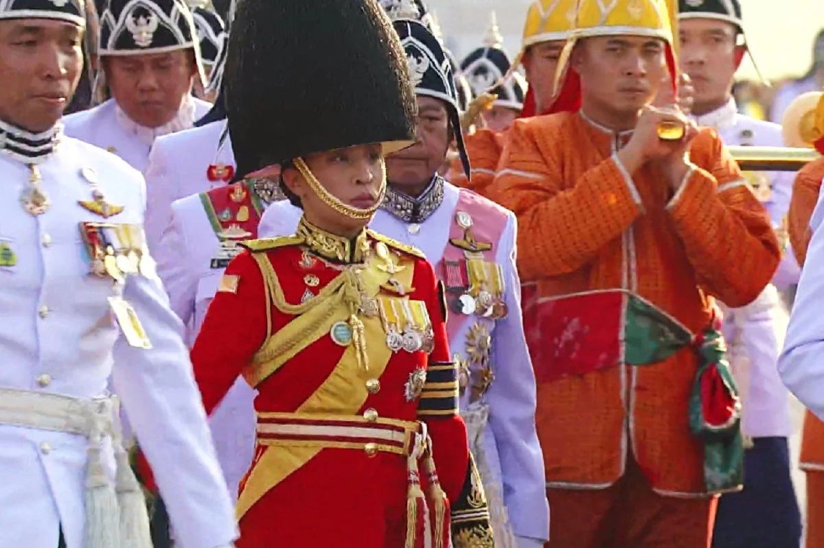 "ในหลวง" เสด็จฯเลียบพระนครโดยขบวนพยุหยาตราทางสถลมารค พสกนิกรเฝ้าฯเนืองแน่น