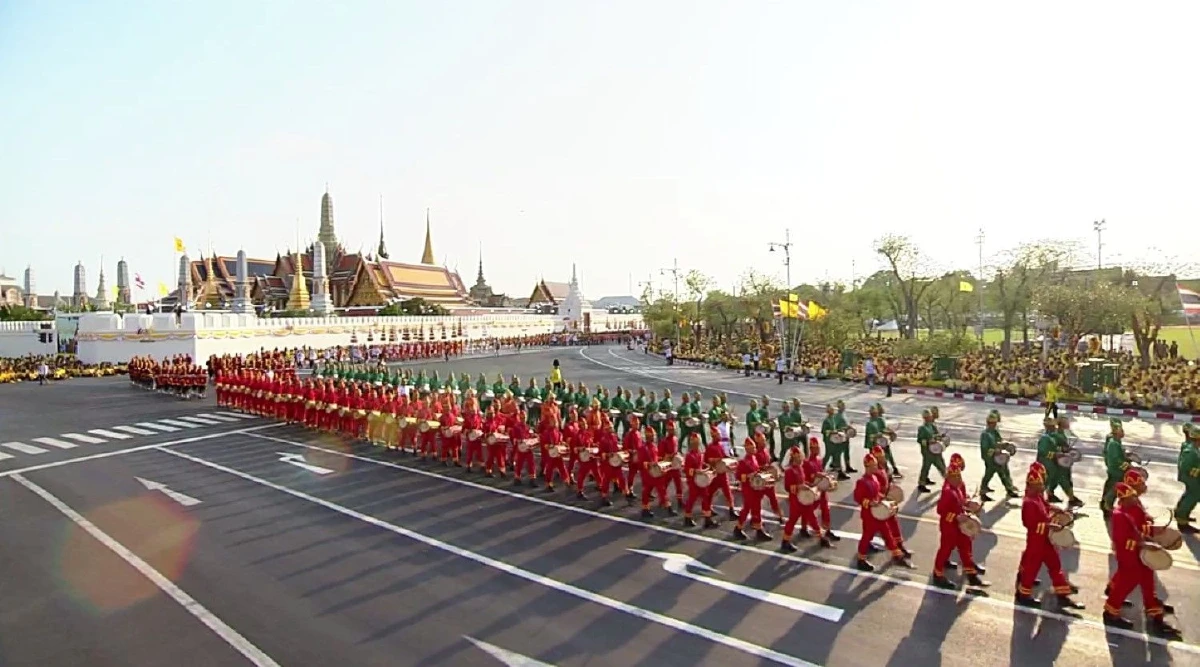 "ในหลวง" เสด็จฯเลียบพระนครโดยขบวนพยุหยาตราทางสถลมารค พสกนิกรเฝ้าฯเนืองแน่น