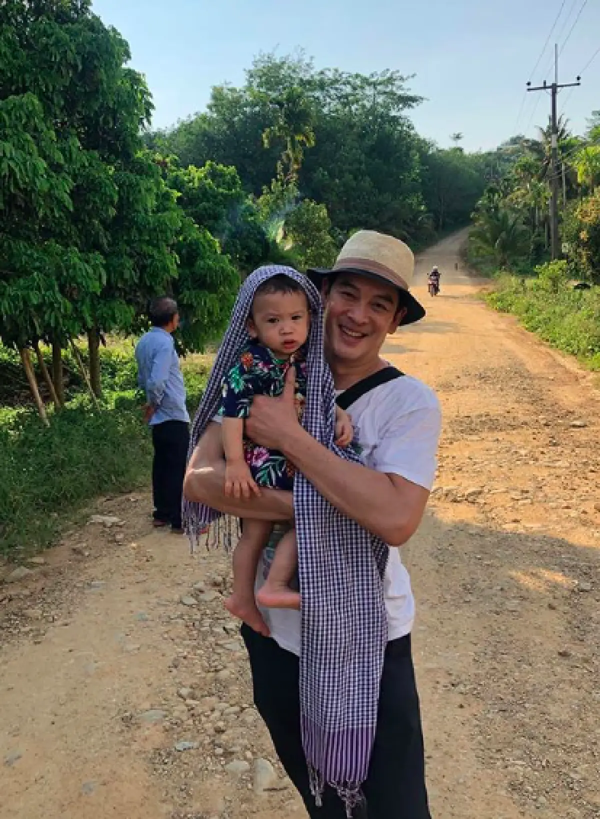 ขยันทั้งครอบครัว “พ่อคริต-แม่แอน” พาลูกชาย “น้องโพธิ์” เข้าสวนเก็บทุเรียนผันชีวิตเป็นพ่อค้า