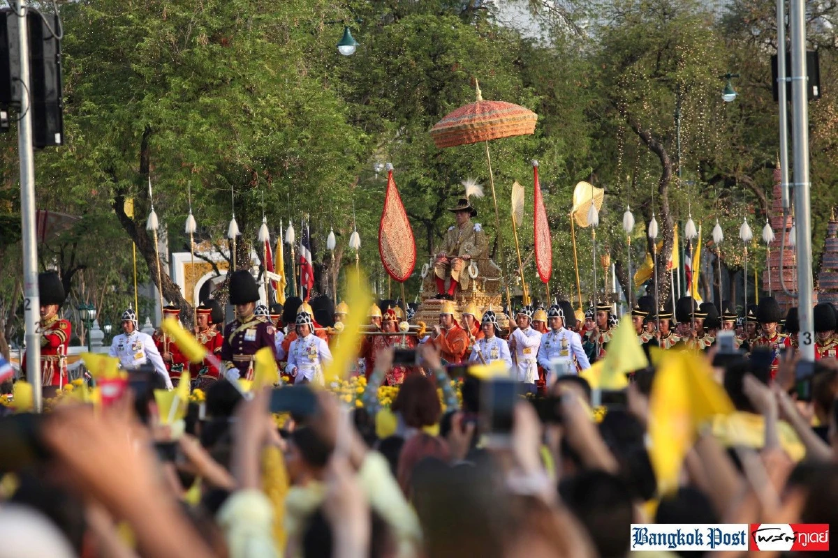 ปลื้มปีติ "ในหลวง" ทรงแย้มพระสรวล-โบกพระหัตถ์ให้พสกนิกรที่เฝ้าฯรับเสด็จฯ