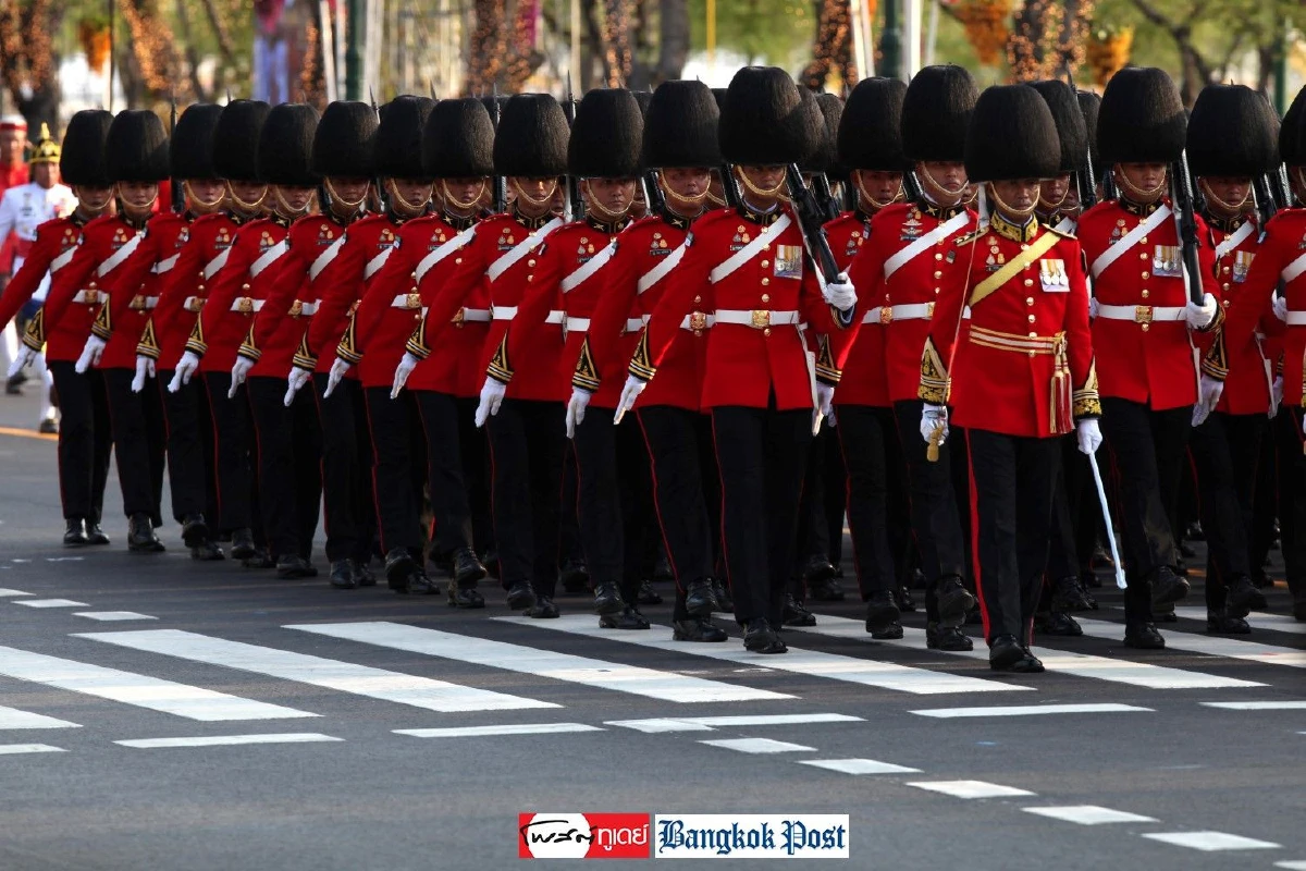 ปลื้มปีติ "ในหลวง" ทรงแย้มพระสรวล-โบกพระหัตถ์ให้พสกนิกรที่เฝ้าฯรับเสด็จฯ