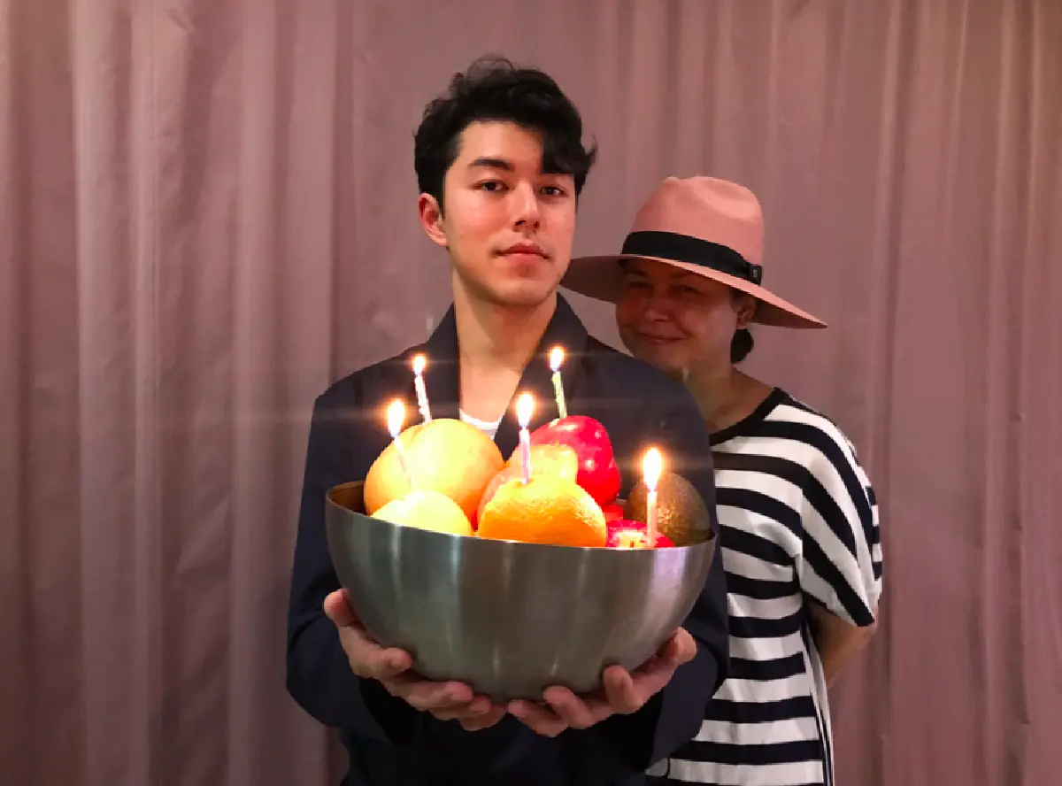 “แม่หมู” ลงมือทำเค้กผลไม้ให้ "นาย” วันเกิด! ด้านลูกชายนำพวงมาลัยมาไหว้-ล้างเท้าให้แม่