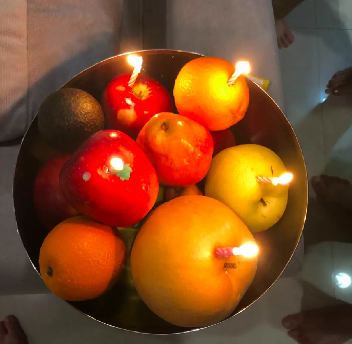 “แม่หมู” ลงมือทำเค้กผลไม้ให้ "นาย” วันเกิด! ด้านลูกชายนำพวงมาลัยมาไหว้-ล้างเท้าให้แม่