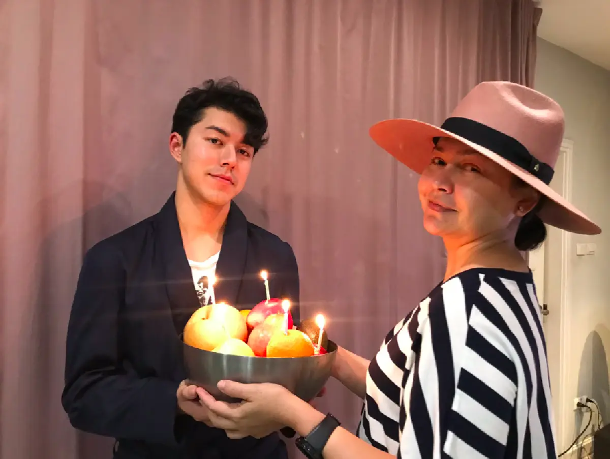 “แม่หมู” ลงมือทำเค้กผลไม้ให้ "นาย” วันเกิด! ด้านลูกชายนำพวงมาลัยมาไหว้-ล้างเท้าให้แม่