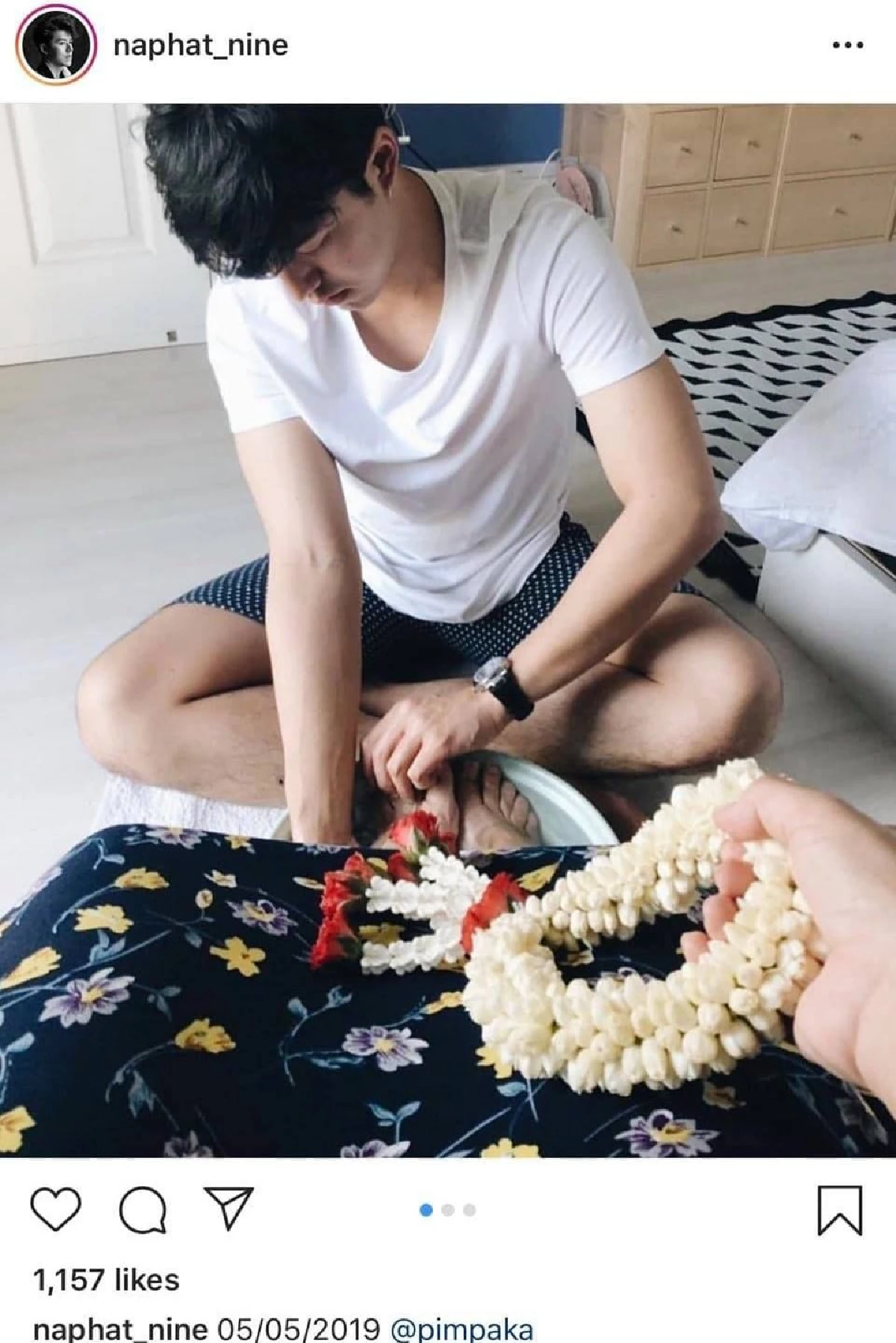 “แม่หมู” ลงมือทำเค้กผลไม้ให้ "นาย” วันเกิด! ด้านลูกชายนำพวงมาลัยมาไหว้-ล้างเท้าให้แม่