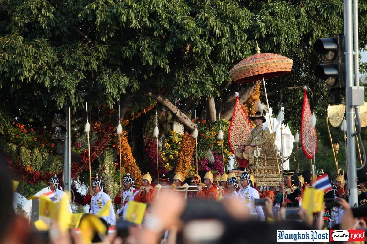 ปลื้มปีติ "ในหลวง" ทรงแย้มพระสรวล-โบกพระหัตถ์ให้พสกนิกรที่เฝ้าฯรับเสด็จฯ