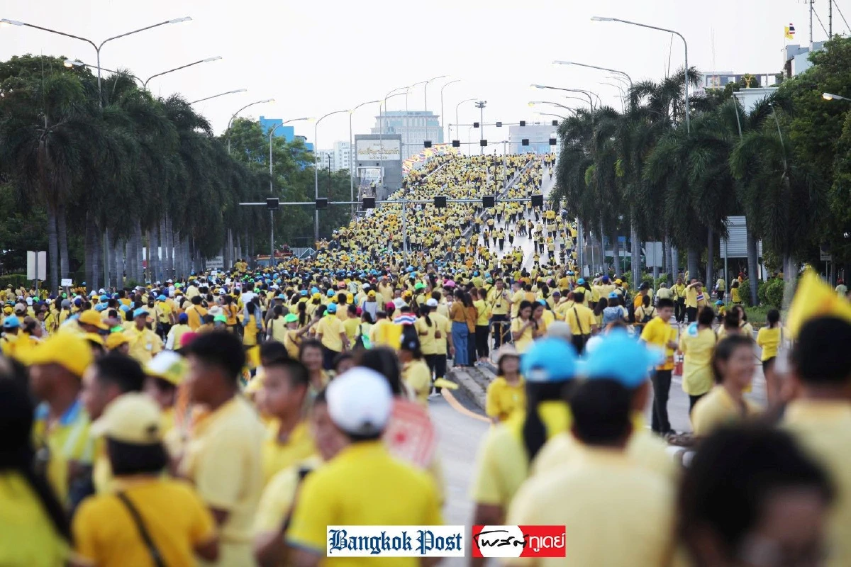 ปลื้มปีติ "ในหลวง" ทรงแย้มพระสรวล-โบกพระหัตถ์ให้พสกนิกรที่เฝ้าฯรับเสด็จฯ
