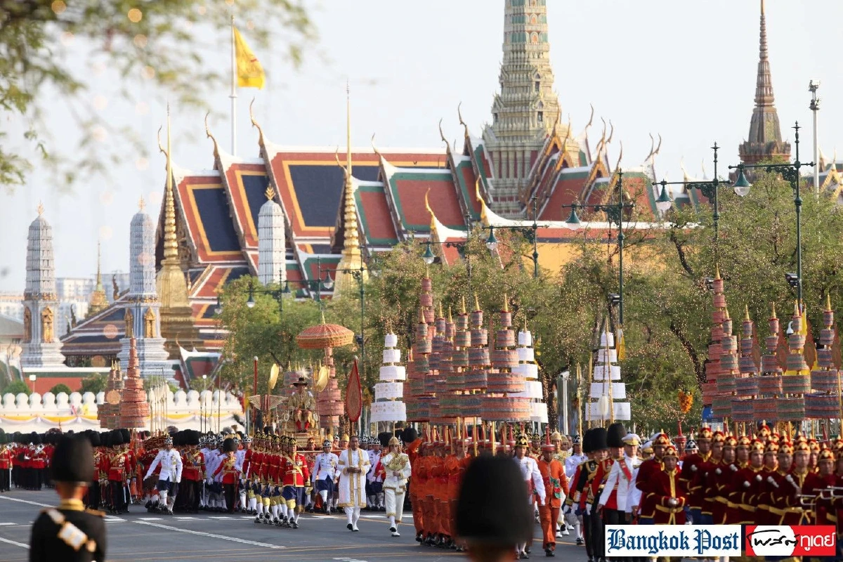 ปลื้มปีติ "ในหลวง" ทรงแย้มพระสรวล-โบกพระหัตถ์ให้พสกนิกรที่เฝ้าฯรับเสด็จฯ