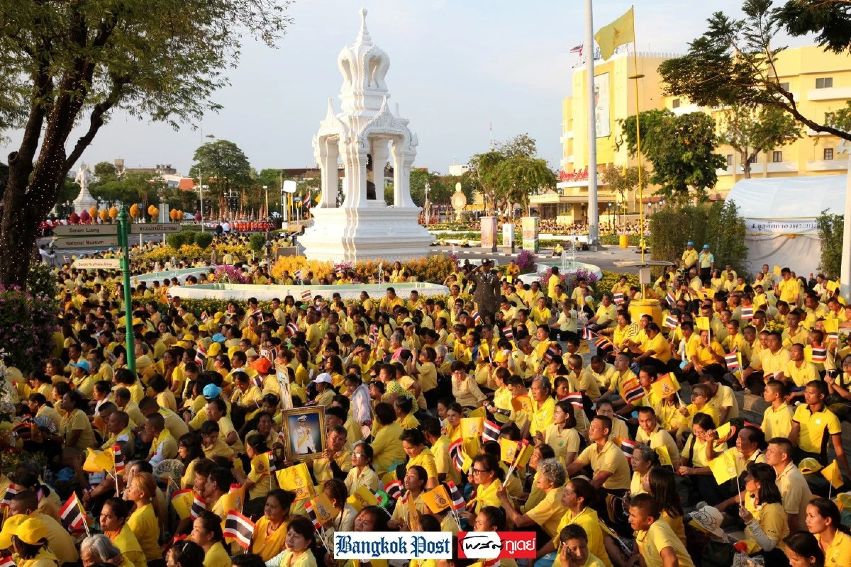 ปลื้มปีติ "ในหลวง" ทรงแย้มพระสรวล-โบกพระหัตถ์ให้พสกนิกรที่เฝ้าฯรับเสด็จฯ