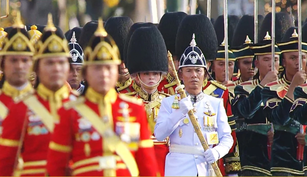 "ในหลวง" เสด็จฯเลียบพระนครโดยขบวนพยุหยาตราทางสถลมารค พสกนิกรเฝ้าฯเนืองแน่น