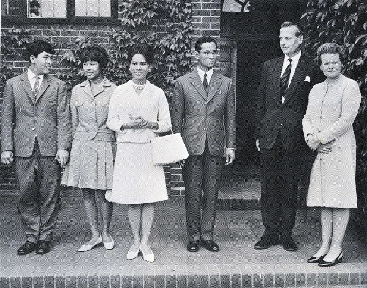 หาชมยาก อังกฤษเชิญพระบรมฉายาลักษณ์ในหลวงรัชกาลที่10ที่โรงเรียนคิงสมีด