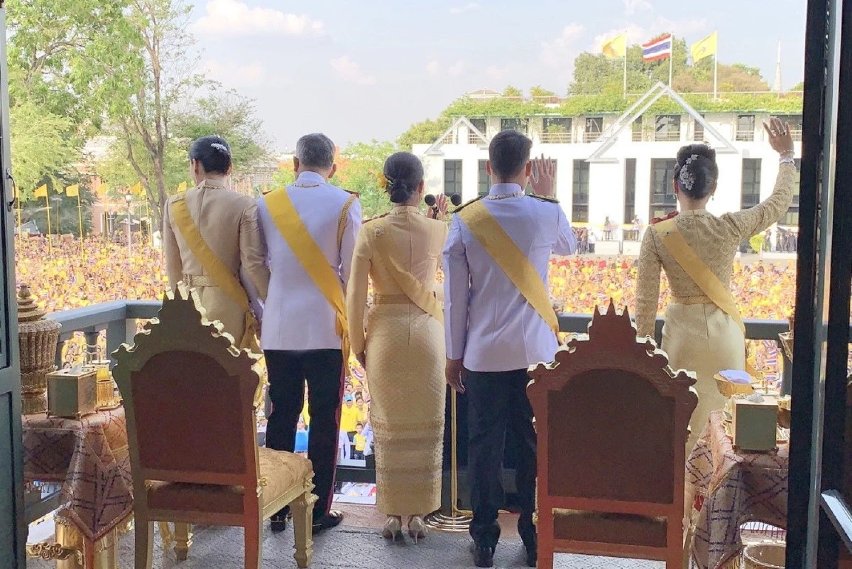สำนักพระราชวังเผยภาพชุด "เสด็จออกสีหบัญชร" จากบนพระที่นั่งสุทไธสวรรย์ฯ