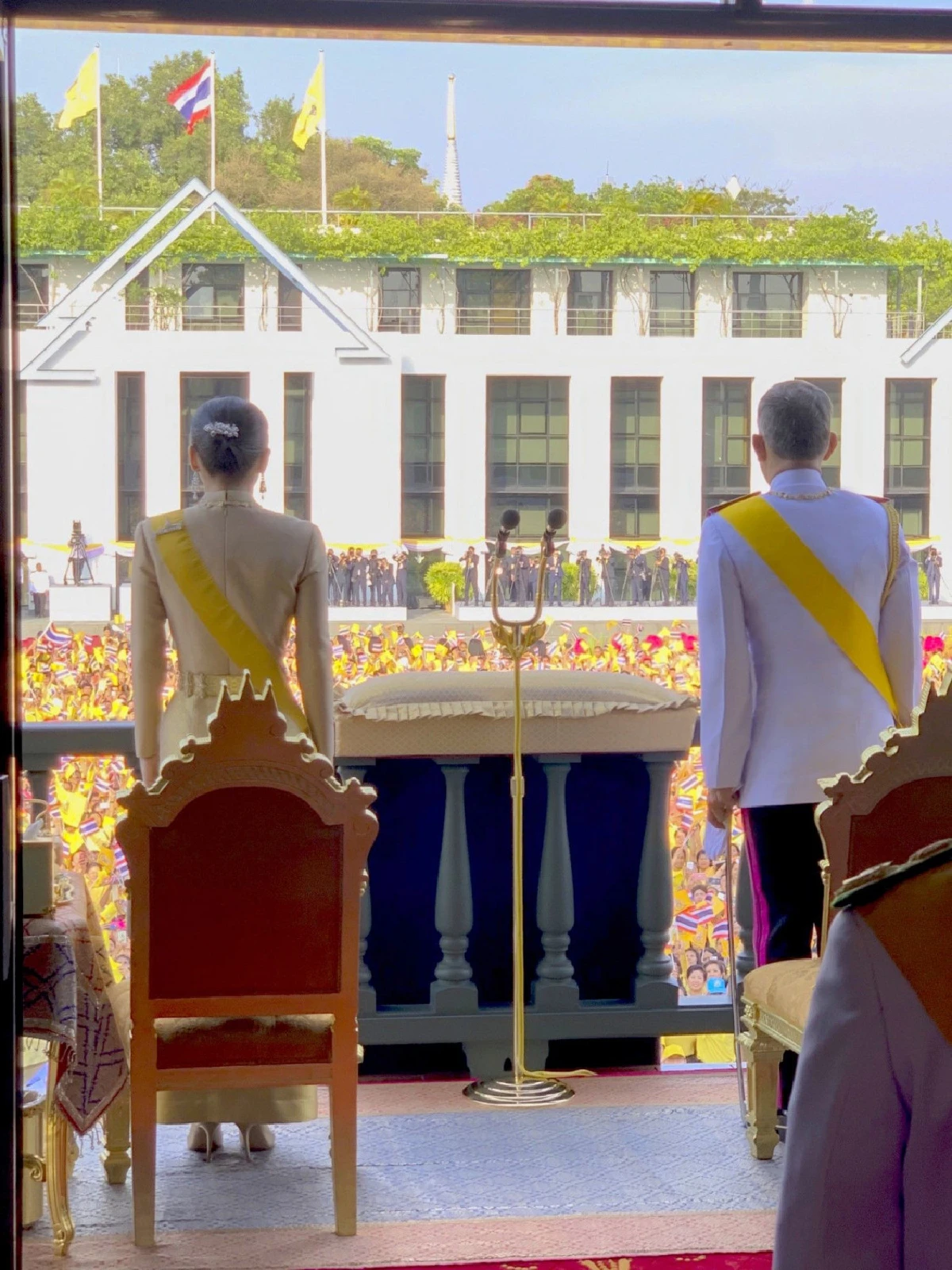 สำนักพระราชวังเผยภาพชุด "เสด็จออกสีหบัญชร" จากบนพระที่นั่งสุทไธสวรรย์ฯ