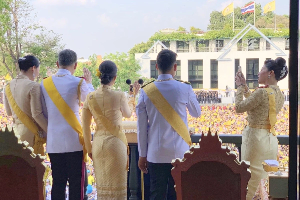 สำนักพระราชวังเผยภาพชุด "เสด็จออกสีหบัญชร" จากบนพระที่นั่งสุทไธสวรรย์ฯ