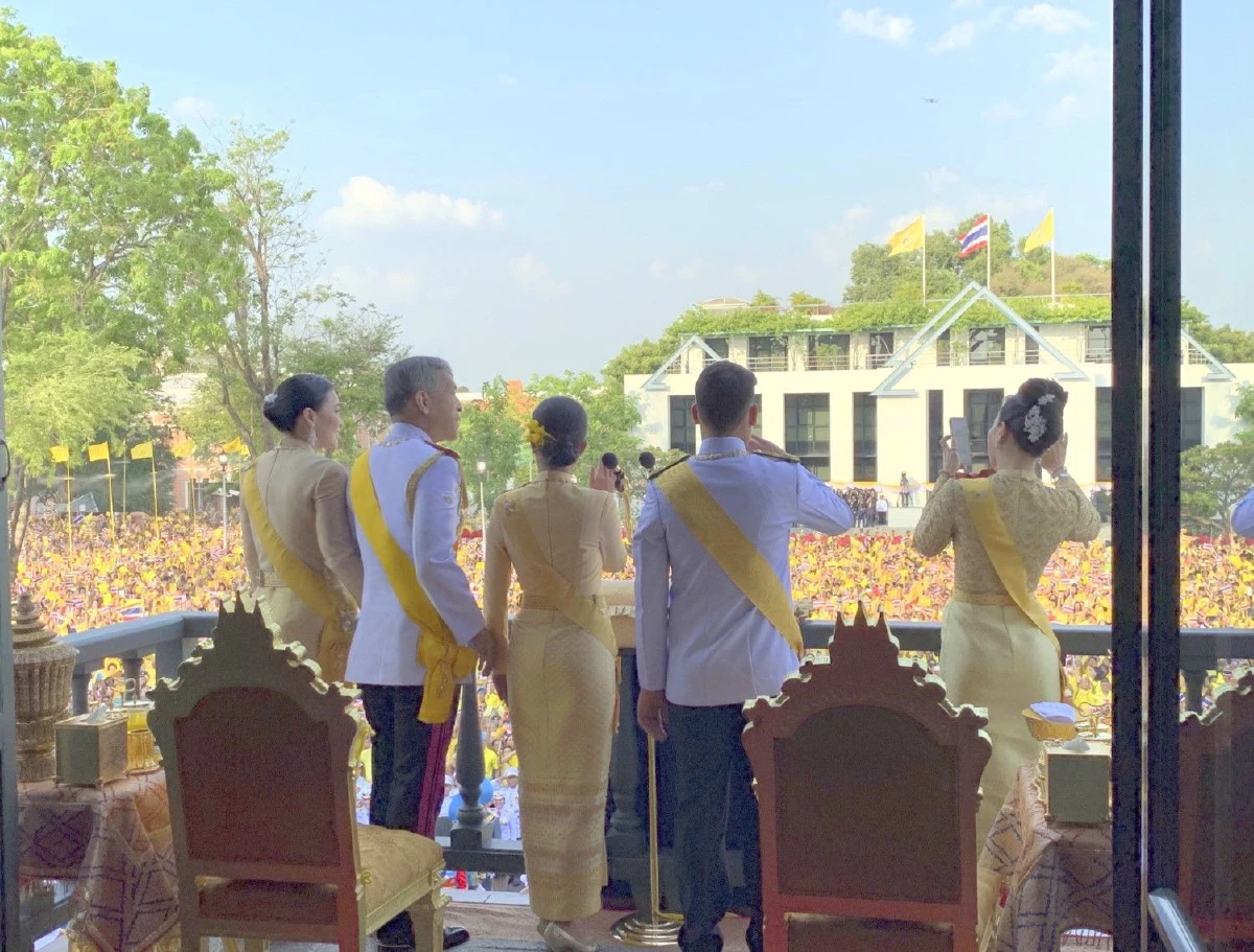 สำนักพระราชวังเผยภาพชุด "เสด็จออกสีหบัญชร" จากบนพระที่นั่งสุทไธสวรรย์ฯ