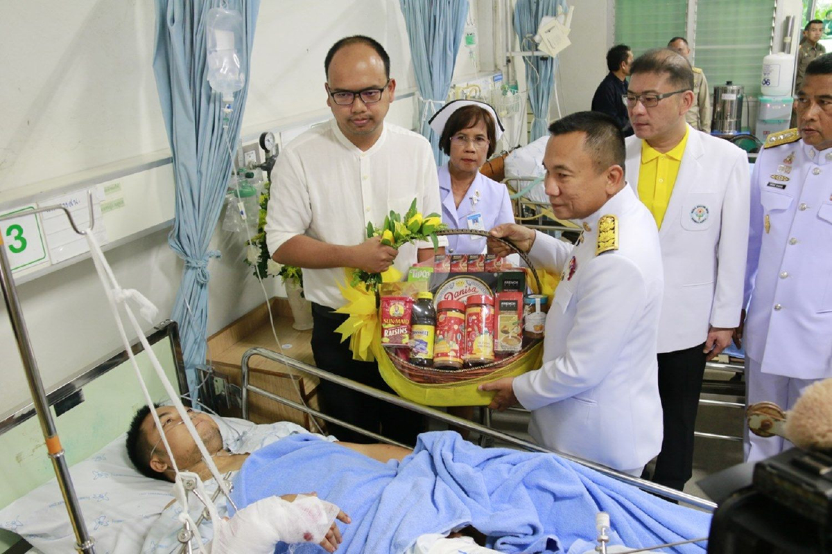 ในหลวงพระราชทานของเยี่ยม 5 ตชด.ถูกคนร้ายลอบวางระเบิดได้รับบาดเจ็บสาหัส ในหลวงพระราชทานของเยี่ยม 5 ตชด.ถูกคนร้ายลอบวางระเบิดได้รับบาดเจ็บสาหัส