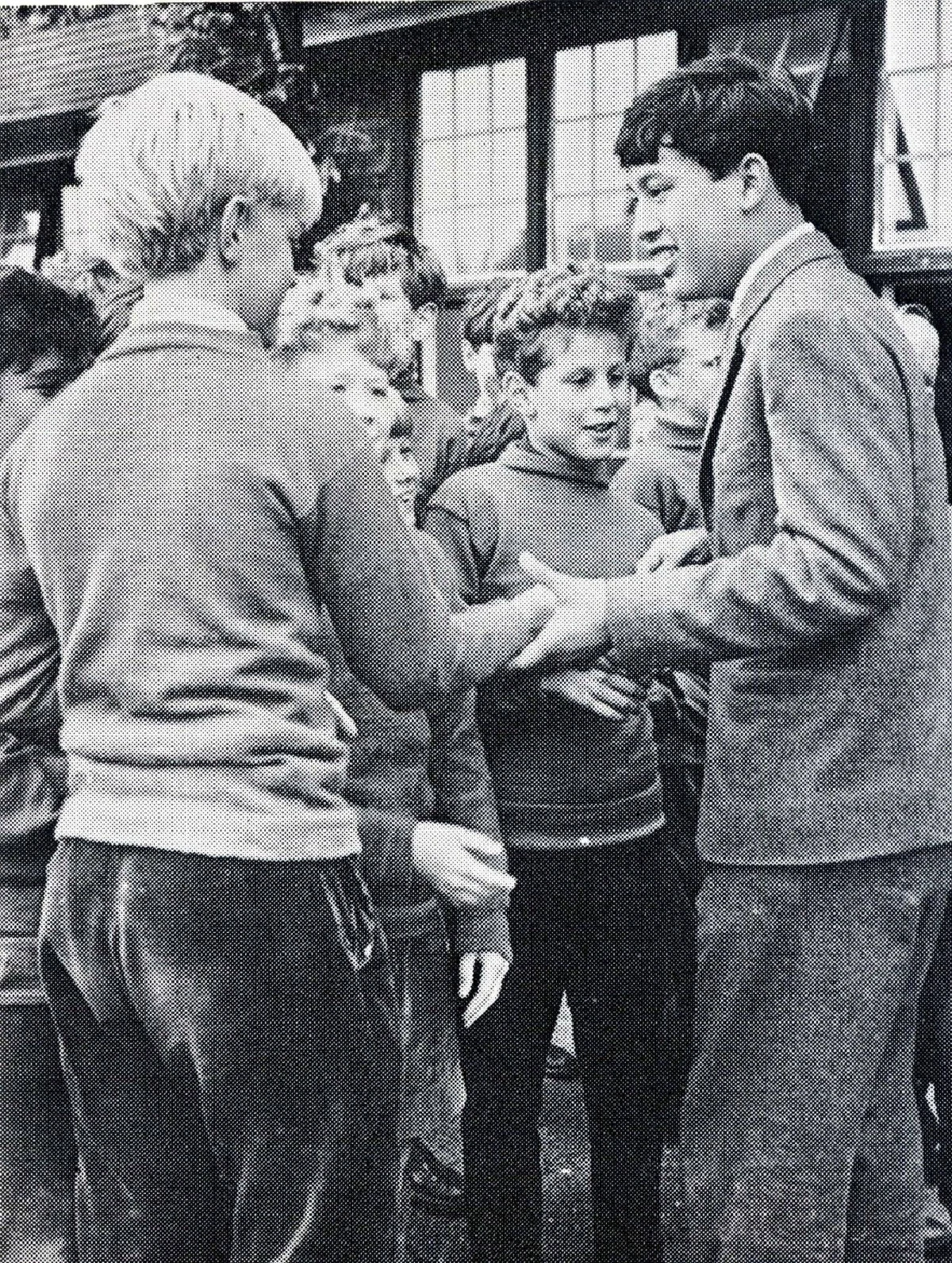 หาชมยาก อังกฤษเชิญพระบรมฉายาลักษณ์ในหลวงรัชกาลที่10ที่โรงเรียนคิงสมีด