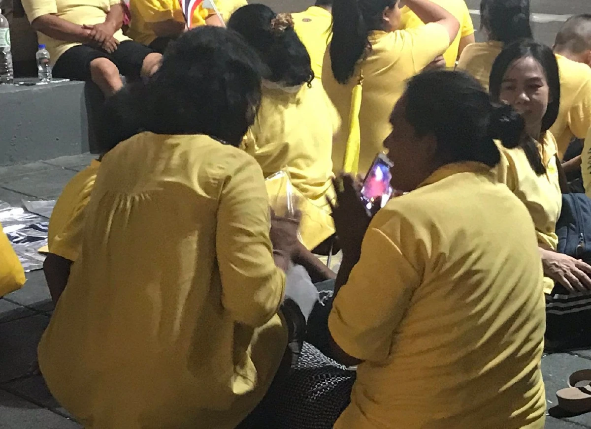 ครอบครัวที่ไม่มีเสื้อเหลืองใส่ ได้รับน้ำใจจากเพื่อนร่วมชาติ