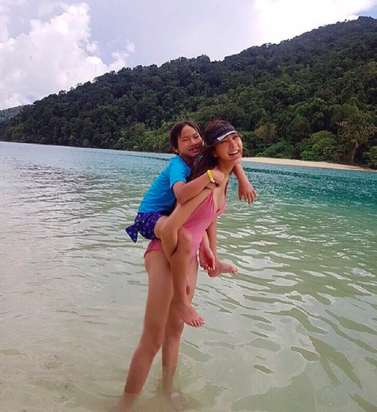“ตุ๊ก ชนกวนันท์” พา “น้องแพรว-น้องภูมิ” เล่นเซิร์ฟทะเลภูเก็ต บอกเลยแม่ยังเปรี้ยวและหุ่นแซ่บมากๆ