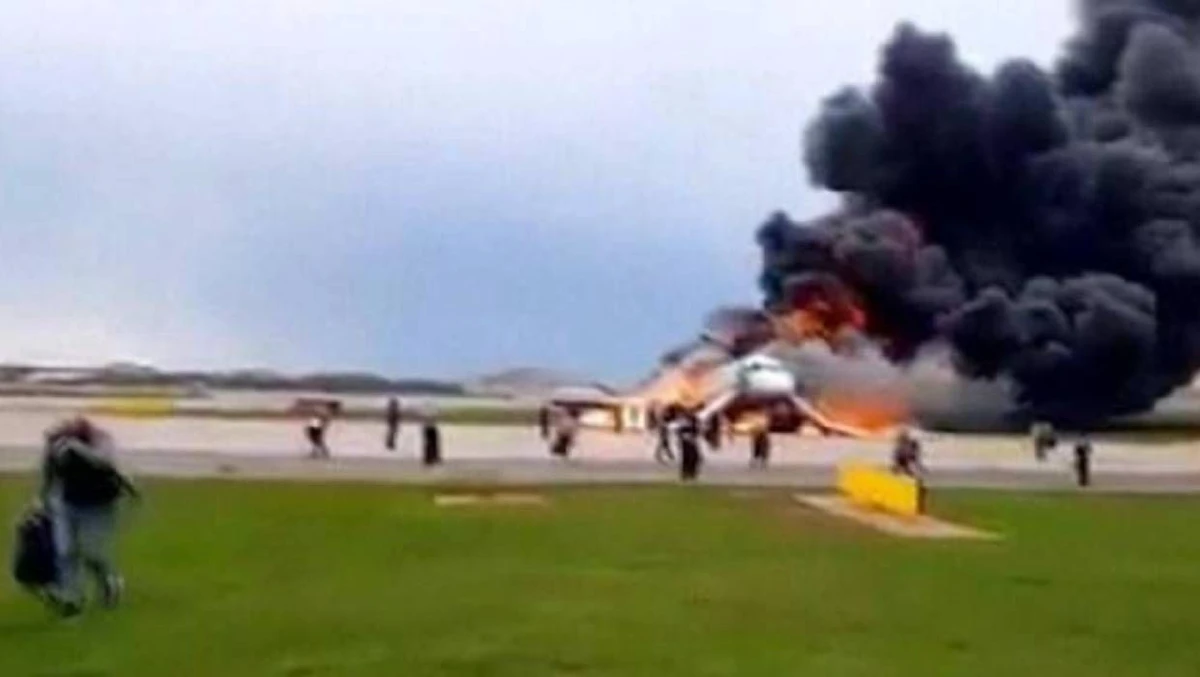 ผู้โดยสารเครื่องบินรัสเซียไฟลุก ห่วงสัมภาระจนทำให้คนนั่งท้ายลำอพยพไม่ได้