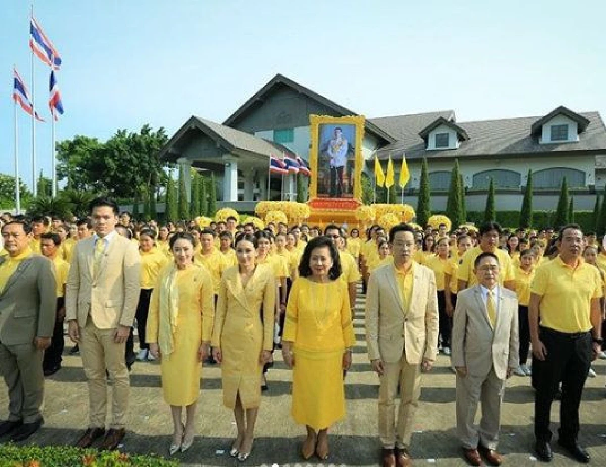 ครอบครัวชินวัตร ถวายพระพรชัยมงคล "ในหลวง"