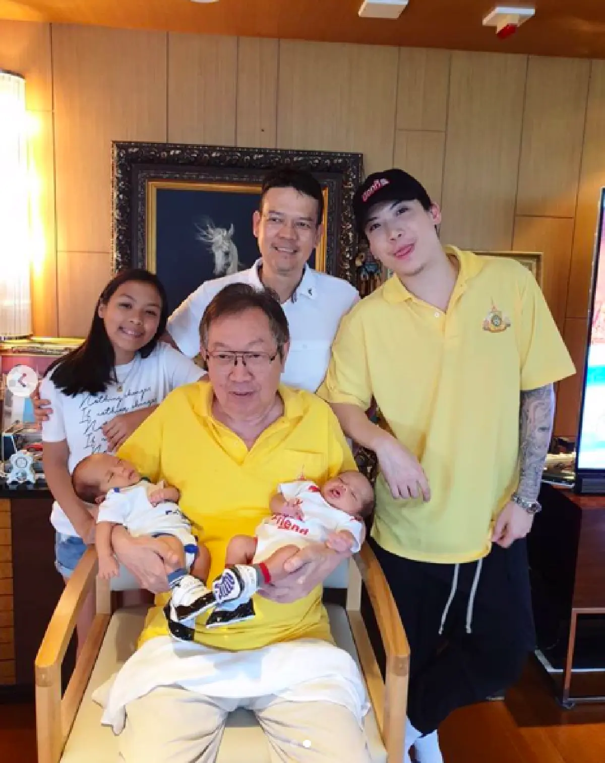 โมเม้นท์อบอุ่น! “พ่อป๊อก" พาแฝด "น้องมีก้า-มีญ่า” ไปหาคุณปู่ครบรอบ 1 เดือน