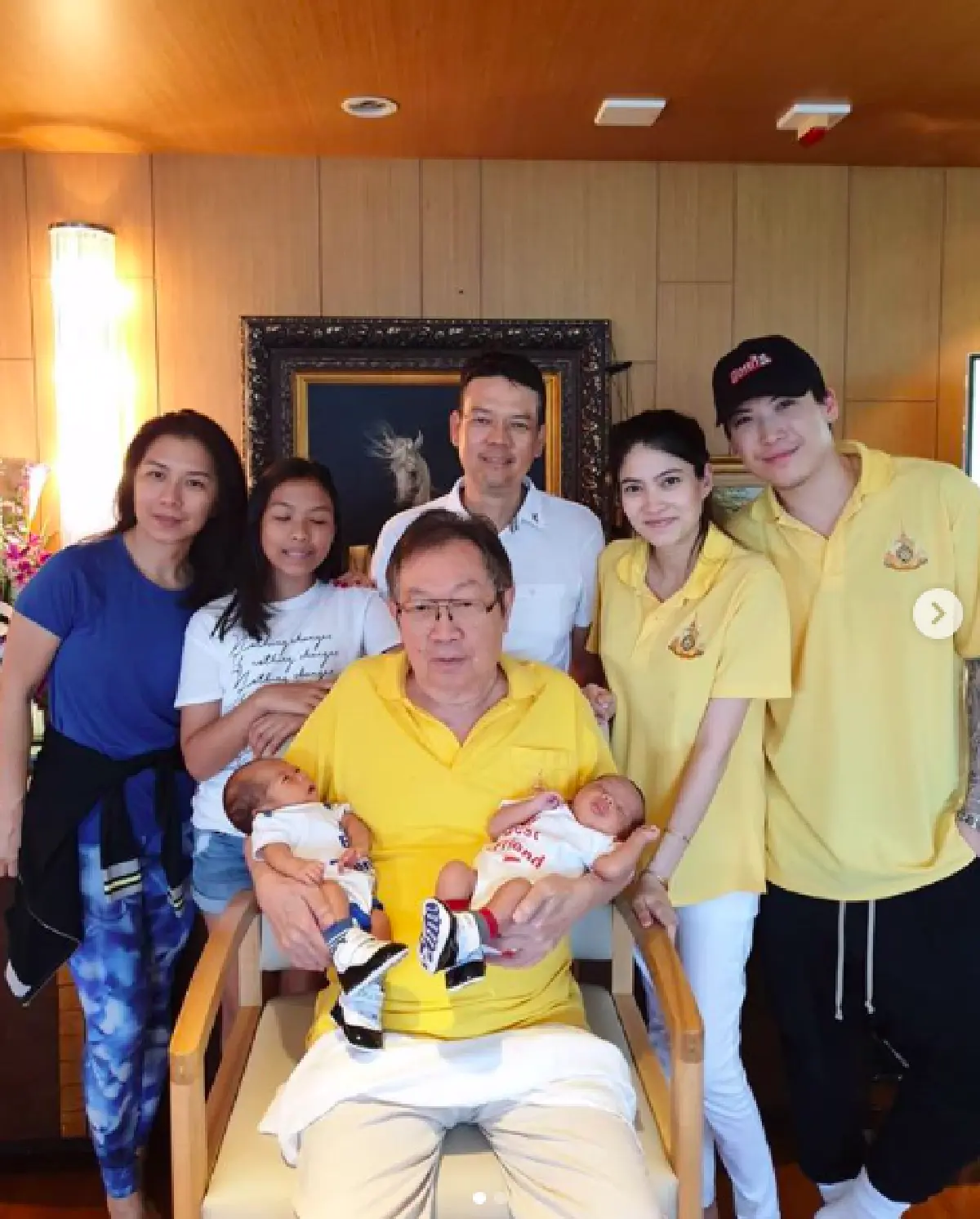 โมเม้นท์อบอุ่น! “พ่อป๊อก" พาแฝด "น้องมีก้า-มีญ่า” ไปหาคุณปู่ครบรอบ 1 เดือน