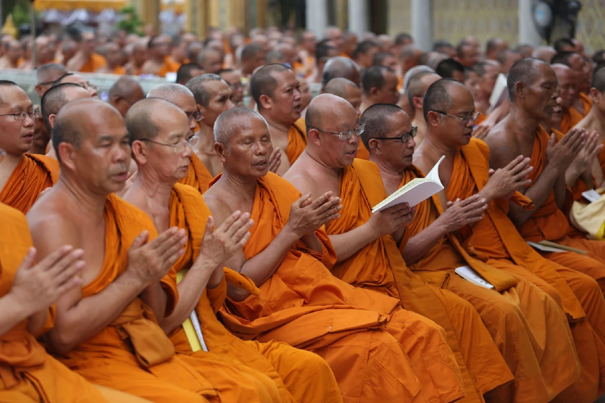 สมเด็จพระสังฆราชนำสวดมนต์ถวายในหลวงชาวพุธร่วมพิธีแน่นวัดราชบพิธฯ