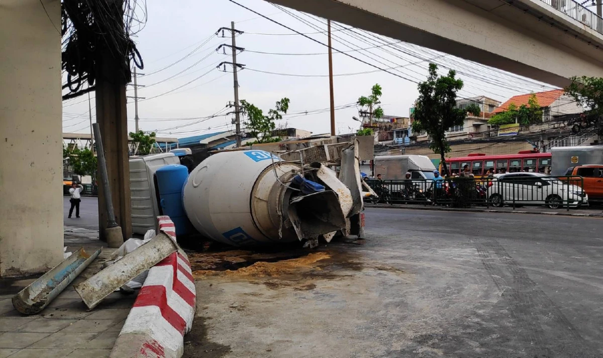 เลี่ยงจราจรถนนพระราม4รถบรรทุกปูนพลิกตะแคงกลางสี่แยกคลองเตย