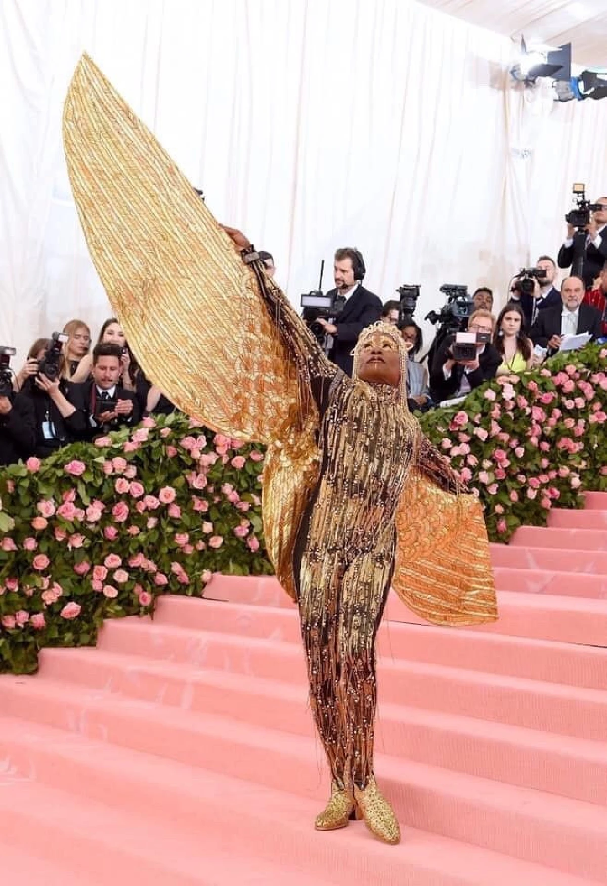 บิลลี่ พอร์ตเตอร์ จัดเต็มในชุดสีทองอร่าม นั่งเสลี่ยงเข้างาน #METGALA