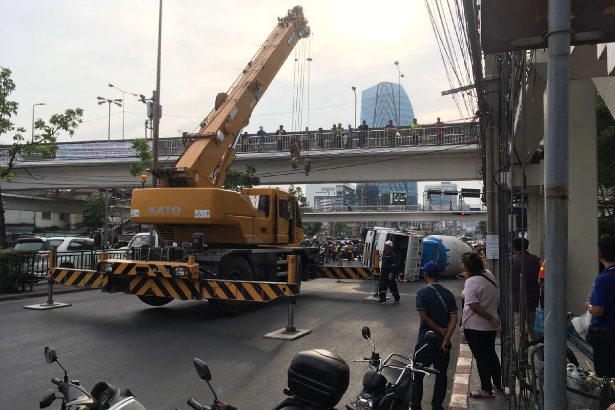 เลี่ยงจราจรถนนพระราม4รถบรรทุกปูนพลิกตะแคงกลางสี่แยกคลองเตย