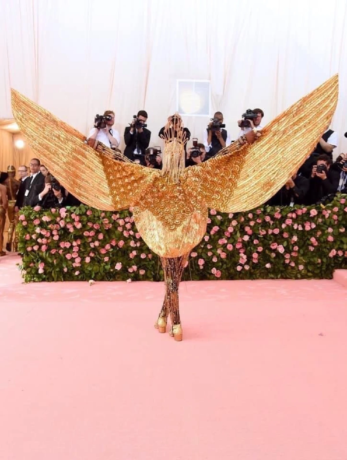 บิลลี่ พอร์ตเตอร์ จัดเต็มในชุดสีทองอร่าม นั่งเสลี่ยงเข้างาน #METGALA