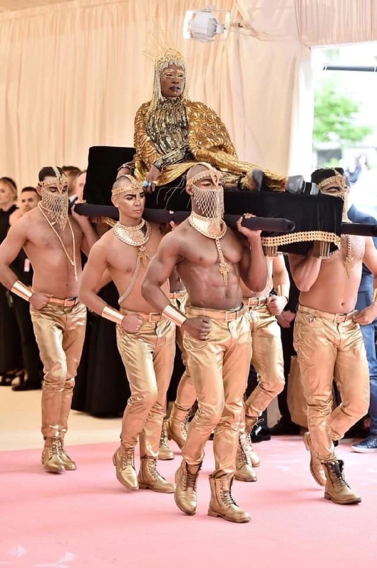 บิลลี่ พอร์ตเตอร์ จัดเต็มในชุดสีทองอร่าม นั่งเสลี่ยงเข้างาน #METGALA