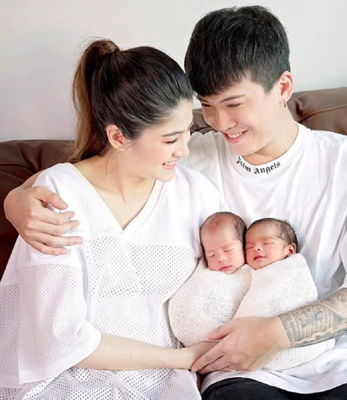 โมเม้นท์อบอุ่น! “พ่อป๊อก" พาแฝด "น้องมีก้า-มีญ่า” ไปหาคุณปู่ครบรอบ 1 เดือน