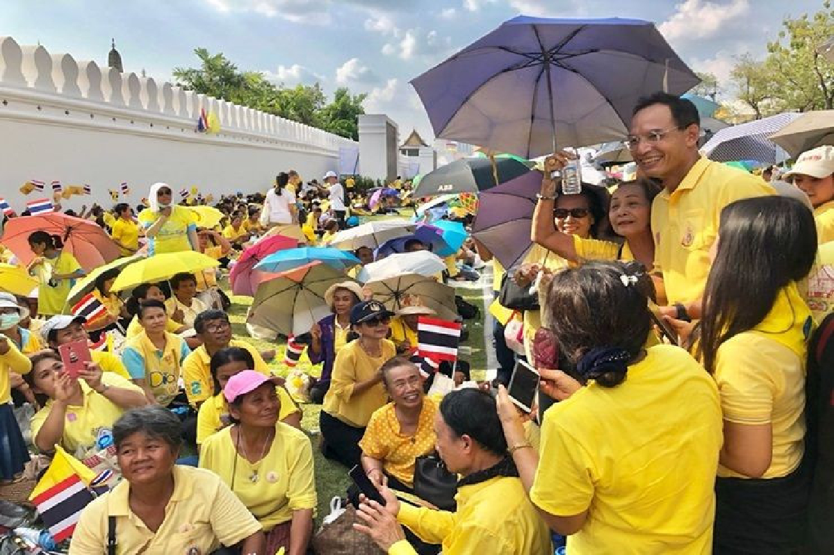 “กรณ์” ปลาบปลื้มพาครอบครัวเฝ้าฯในหลวงเสด็จออกสีหบัญชร “กรณ์” ปลาบปลื้มพาครอบครัวเฝ้าฯในหลวงเสด็จออกสีหบัญชร
