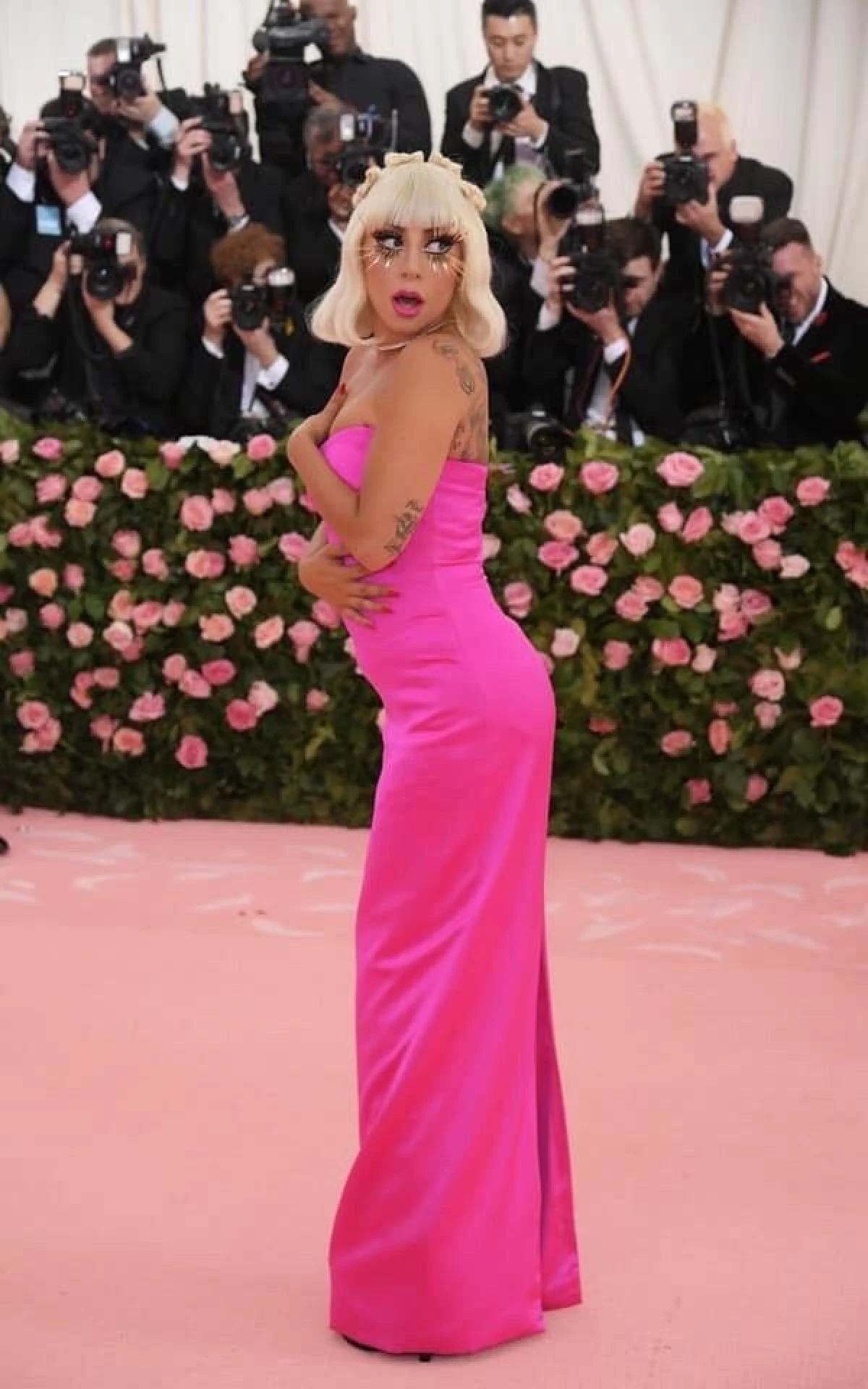 แม่มาเต็ม! LADY GAGA เปลี่ยน 4 ชุดบนพรมแดงงาน MET GALA 2019