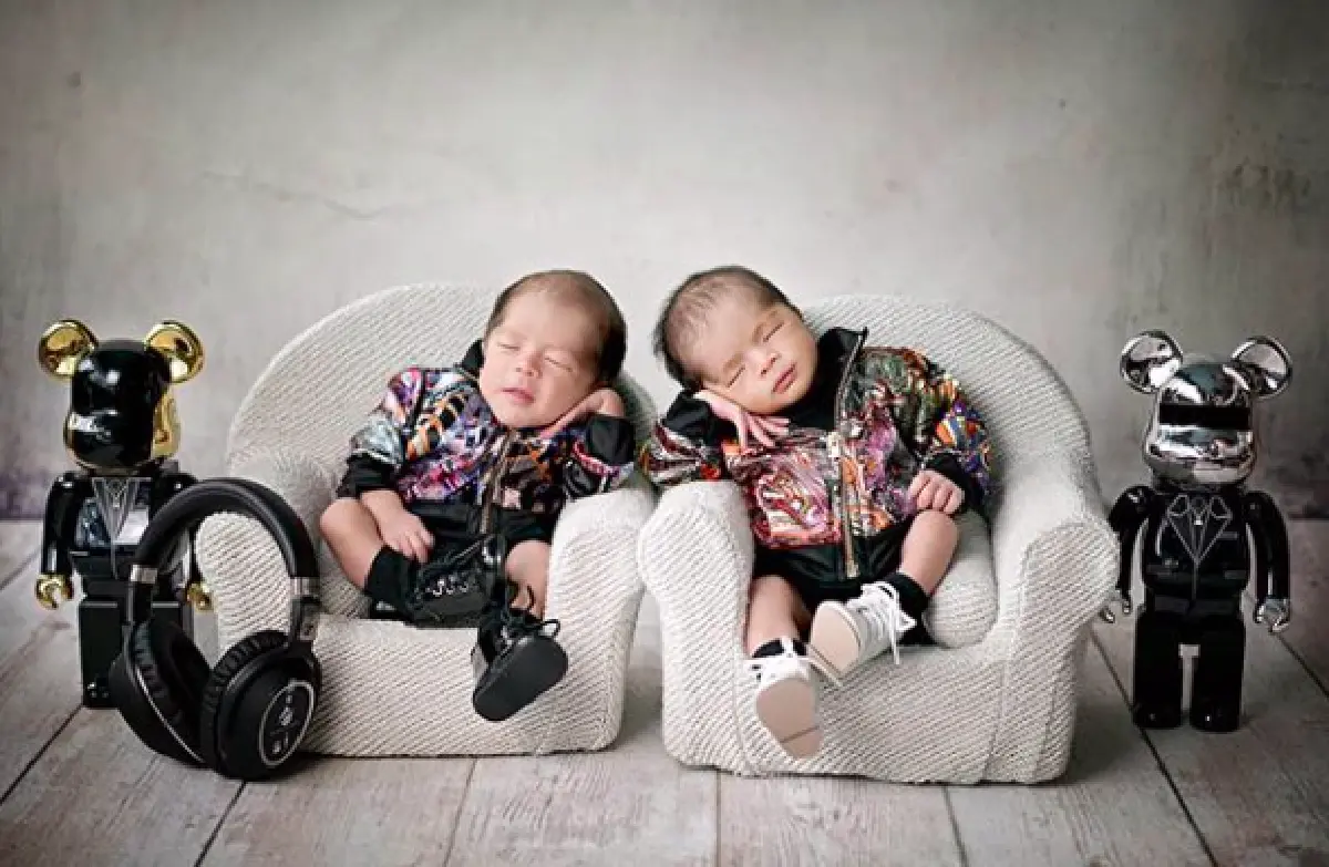 โมเม้นท์อบอุ่น! “พ่อป๊อก" พาแฝด "น้องมีก้า-มีญ่า” ไปหาคุณปู่ครบรอบ 1 เดือน