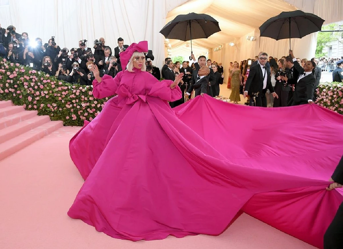 แม่มาเต็ม! LADY GAGA เปลี่ยน 4 ชุดบนพรมแดงงาน MET GALA 2019