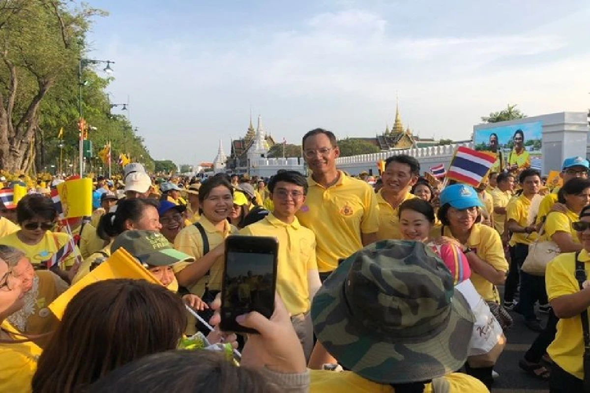 “กรณ์” ปลาบปลื้มพาครอบครัวเฝ้าฯในหลวงเสด็จออกสีหบัญชร