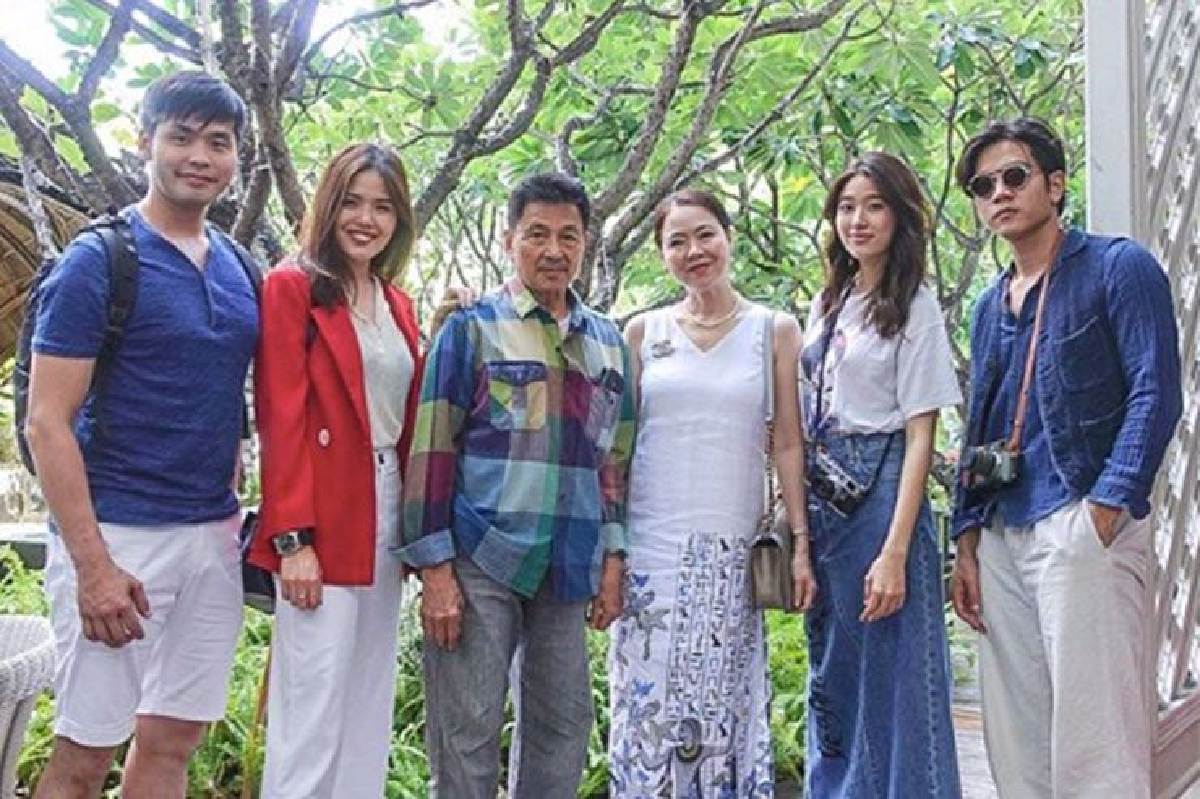 ครอบครัวไฟเขียว!! “แก้ว” พาหวานใจ “โทนี่” ร่วมเฟรมครอบครัว ครอบครัวไฟเขียว!! “แก้ว” พาหวานใจ “โทนี่” ร่วมเฟรมครอบครัว