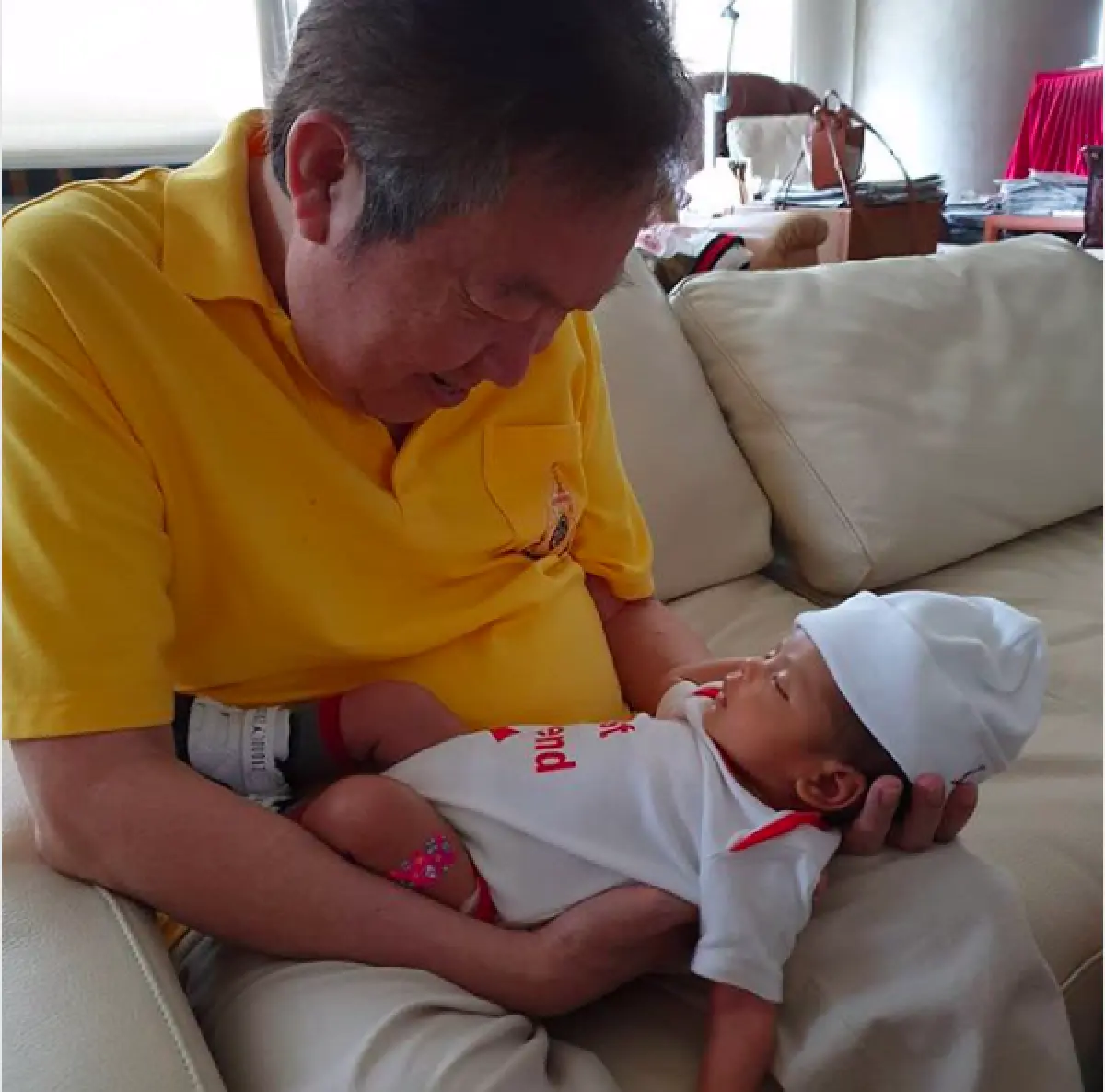 โมเม้นท์อบอุ่น! “พ่อป๊อก" พาแฝด "น้องมีก้า-มีญ่า” ไปหาคุณปู่ครบรอบ 1 เดือน