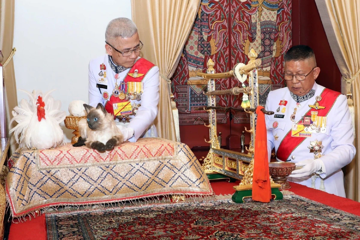 รู้จัก "สาธิต ไชยหงษ์" เจ้าพนักงานผู้ปั้น "ไก่ขาว" ในห้องพระบรรทม